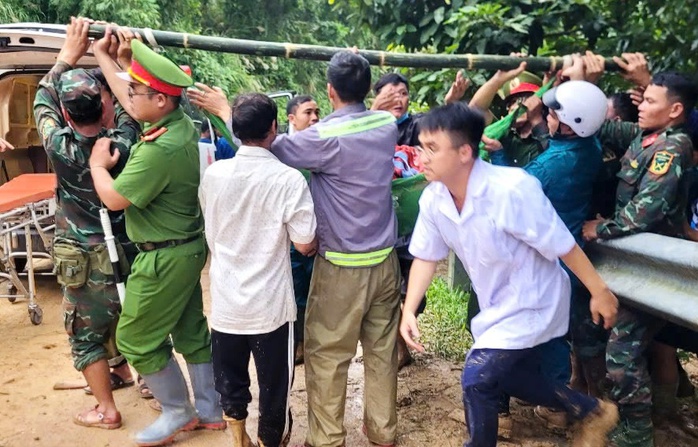 Quảng Ngãi vượt sạt lở cứu sản phụ tiền sản giật nguy kịch - Ảnh 2. Quảng Ngãi vượt sạt lở cứu sản phụ tiền sản giật nguy kịch - Ảnh 2.