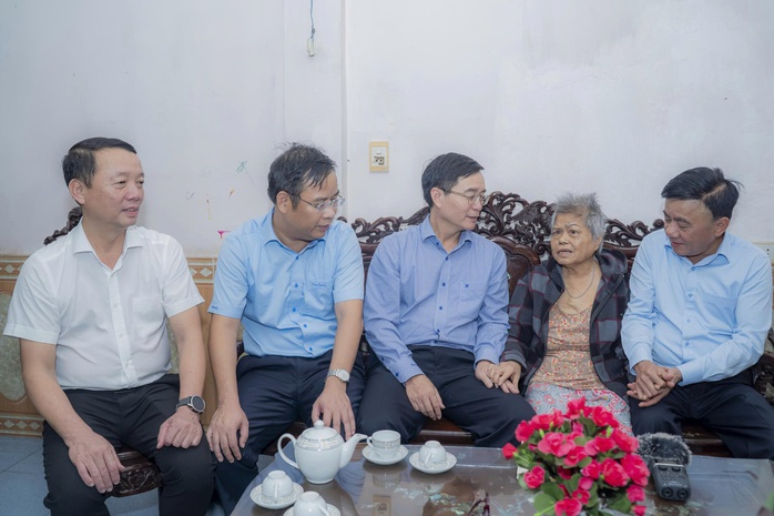 Thường trực Ban Bí thư Trần Cẩm Tú thăm hỏi người dân vùng lũ TP Huế - Ảnh 4. Thường trực Ban Bí thư Trần Cẩm Tú thăm hỏi người dân vùng lũ TP Huế - Ảnh 4.
