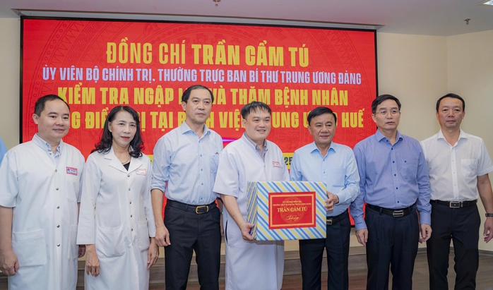 Thường trực Ban Bí thư Trần Cẩm Tú thăm hỏi người dân vùng lũ TP Huế - Ảnh 2. Thường trực Ban Bí thư Trần Cẩm Tú thăm hỏi người dân vùng lũ TP Huế - Ảnh 2.