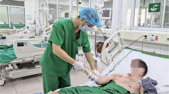 Biến chứng hiếm gặp ở nam thanh niên mắc sốt xuất huyết - Ảnh 1.