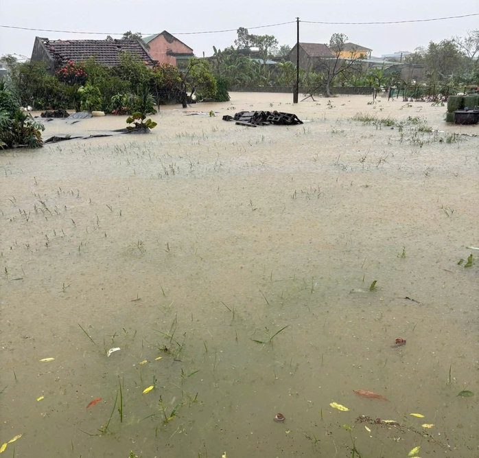 Mưa lớn ở Hà Tĩnh khiến hàng trăm hộ dân phải sơ tán khẩn cấp - Ảnh 5. Mưa lớn ở Hà Tĩnh khiến hàng trăm hộ dân phải sơ tán khẩn cấp - Ảnh 5.