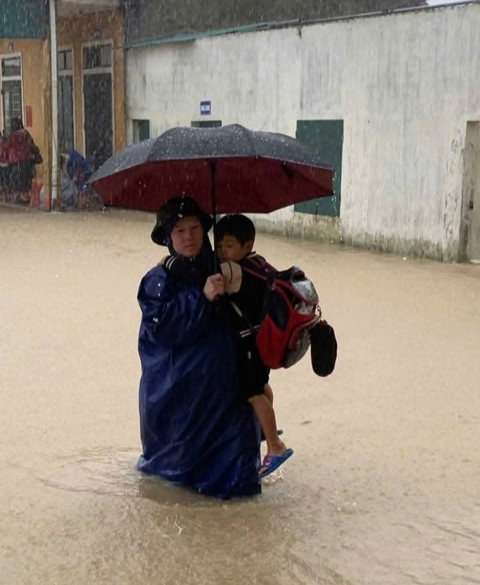 Mưa lớn ở Hà Tĩnh khiến hàng trăm hộ dân phải sơ tán khẩn cấp - Ảnh 6. Mưa lớn ở Hà Tĩnh khiến hàng trăm hộ dân phải sơ tán khẩn cấp - Ảnh 6.