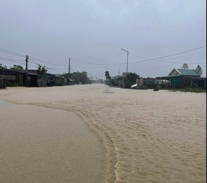 Mưa lớn ở Hà Tĩnh khiến hàng trăm hộ dân phải sơ tán khẩn cấp - Ảnh 8. Mưa lớn ở Hà Tĩnh khiến hàng trăm hộ dân phải sơ tán khẩn cấp - Ảnh 8.