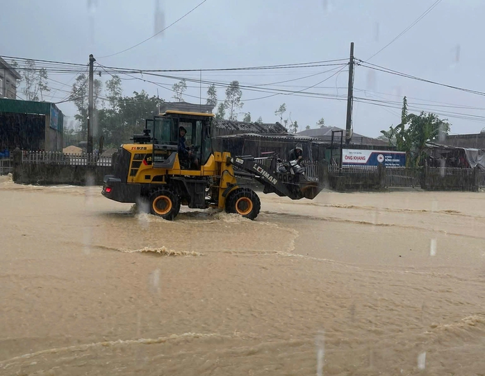 Mưa lớn ở Hà Tĩnh khiến hàng trăm hộ dân phải sơ tán khẩn cấp - Ảnh 9. Mưa lớn ở Hà Tĩnh khiến hàng trăm hộ dân phải sơ tán khẩn cấp - Ảnh 9.