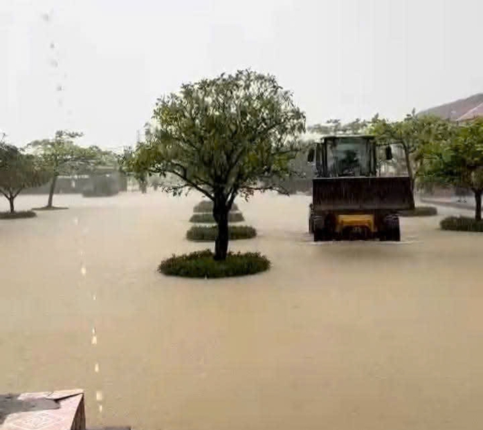 Mưa lớn ở Hà Tĩnh khiến hàng trăm hộ dân phải sơ tán khẩn cấp - Ảnh 10. Mưa lớn ở Hà Tĩnh khiến hàng trăm hộ dân phải sơ tán khẩn cấp - Ảnh 10.