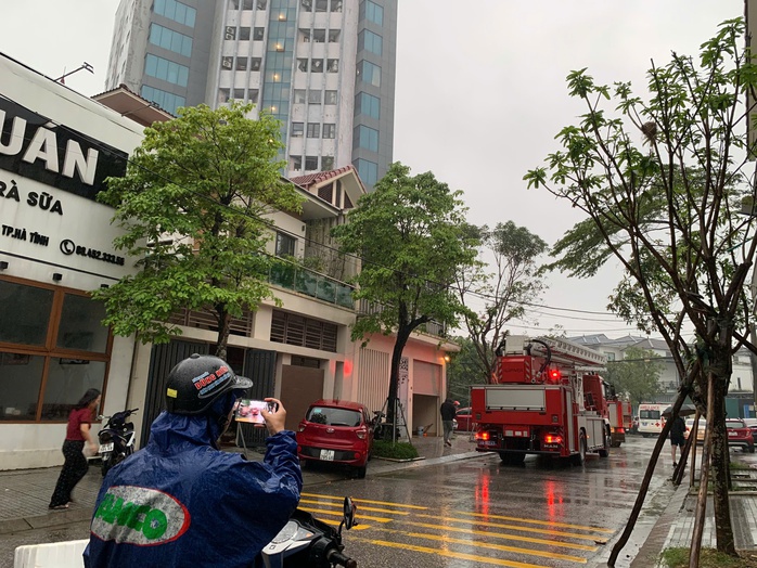 Hà Tĩnh: Cháy chung cư Winhouse Hàm Nghi hoảng hốt di tản - Ảnh 2.