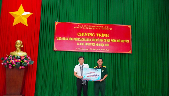 Đảng ủy các cơ quan Đảng TP HCM tổ chức chuỗi hoạt động an sinh xã hội, tri ân tại Côn Đảo - Ảnh 6.