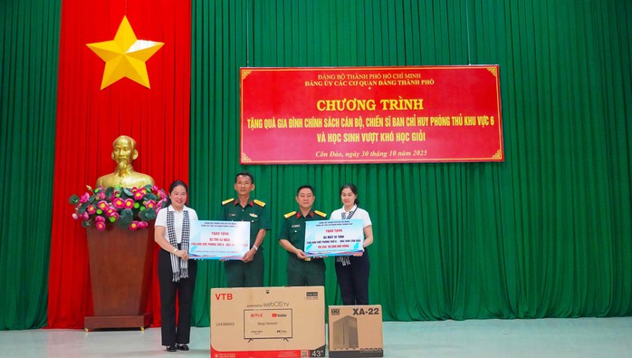 Đảng ủy các cơ quan Đảng TP HCM tổ chức chuỗi hoạt động an sinh xã hội, tri ân tại Côn Đảo - Ảnh 1.