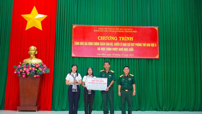 Đảng ủy các cơ quan Đảng TP HCM tổ chức chuỗi hoạt động an sinh xã hội, tri ân tại Côn Đảo - Ảnh 5.