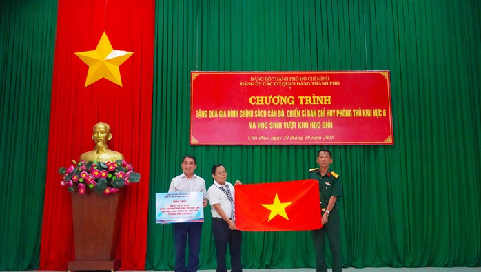 Đảng ủy các cơ quan Đảng TP HCM tổ chức chuỗi hoạt động an sinh xã hội, tri ân tại Côn Đảo - Ảnh 2.