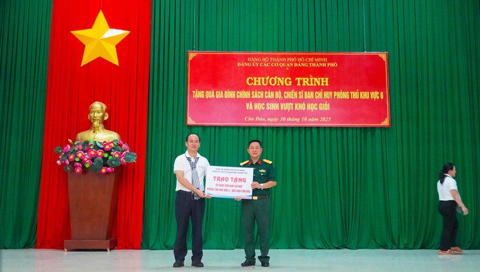 Đảng ủy các cơ quan Đảng TP HCM tổ chức chuỗi hoạt động an sinh xã hội, tri ân tại Côn Đảo - Ảnh 4.