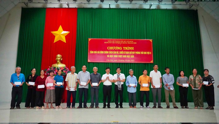 Đảng ủy các cơ quan Đảng TP HCM tổ chức chuỗi hoạt động an sinh xã hội, tri ân tại Côn Đảo - Ảnh 8.