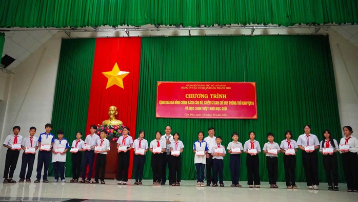 Đảng ủy các cơ quan Đảng TP HCM tổ chức chuỗi hoạt động an sinh xã hội, tri ân tại Côn Đảo - Ảnh 11.