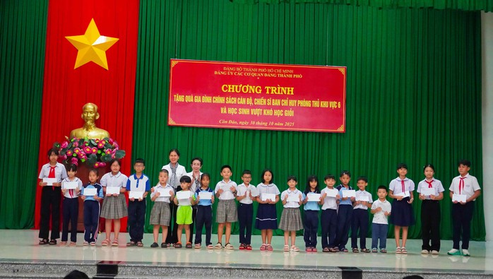 Đảng ủy các cơ quan Đảng TP HCM tổ chức chuỗi hoạt động an sinh xã hội, tri ân tại Côn Đảo - Ảnh 10.