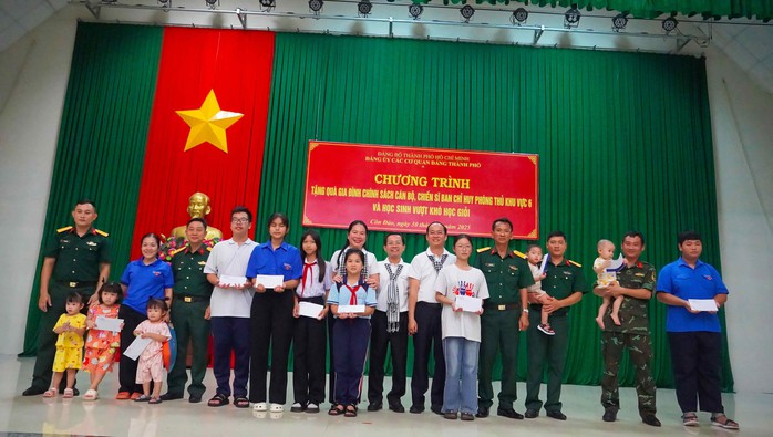 Đảng ủy các cơ quan Đảng TP HCM tổ chức chuỗi hoạt động an sinh xã hội, tri ân tại Côn Đảo - Ảnh 9.