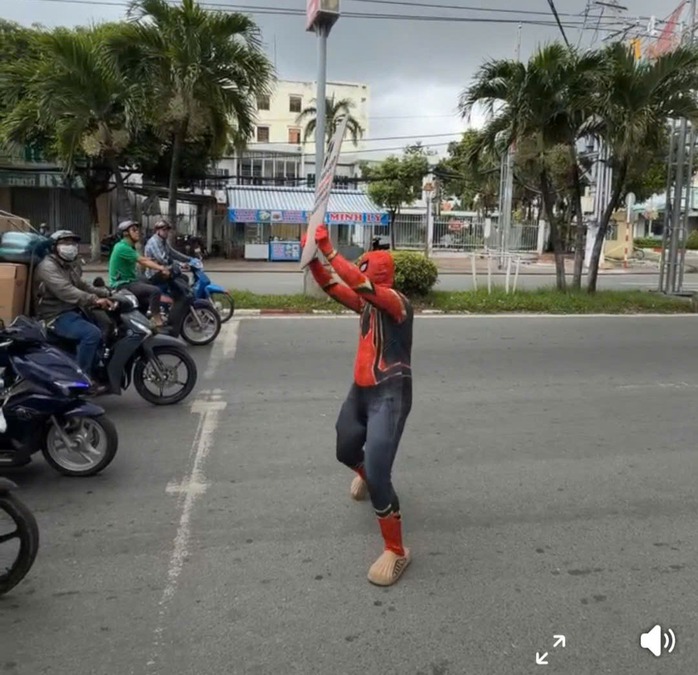 CLIP: "Người nhện" quảng cáo lố lăng gây xôn xao mạng xã hội ở Cà Mau - Ảnh 1.