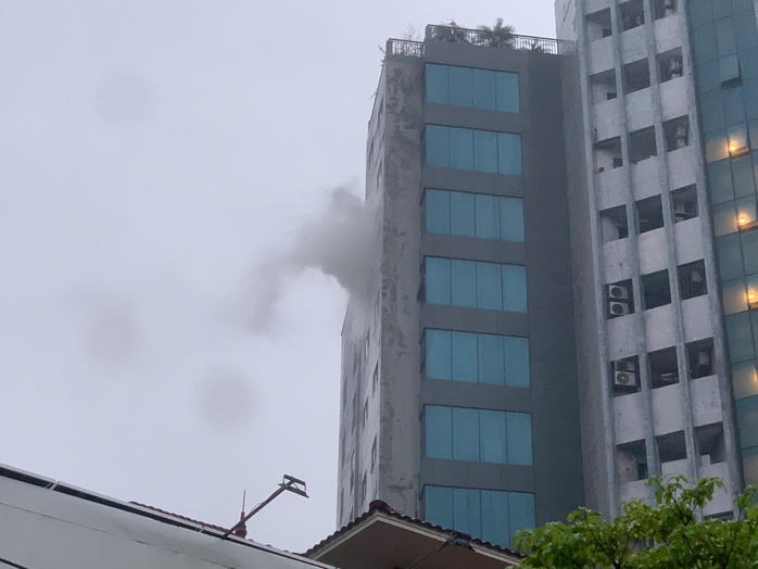 Hà Tĩnh: Cháy chung cư Winhouse Hàm Nghi hoảng hốt di tản - Ảnh 1.