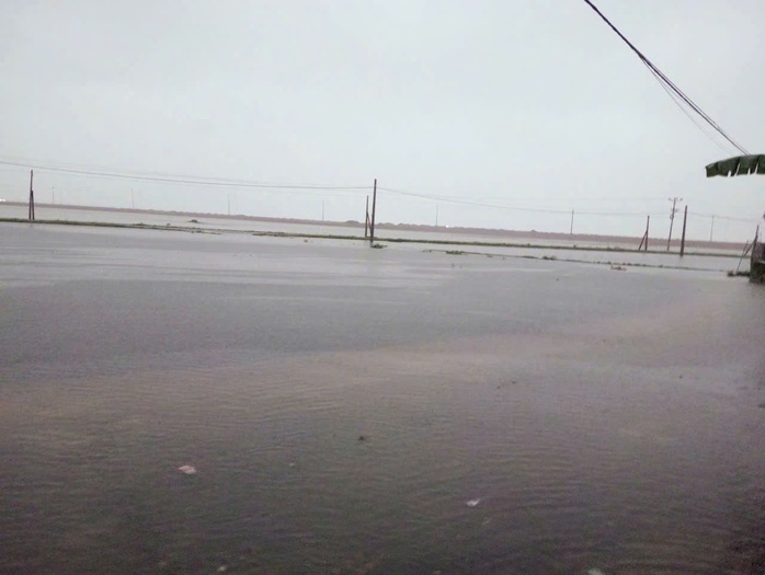 Mưa lớn ở Hà Tĩnh khiến hàng trăm hộ dân phải sơ tán khẩn cấp - Ảnh 11. Mưa lớn ở Hà Tĩnh khiến hàng trăm hộ dân phải sơ tán khẩn cấp - Ảnh 11.