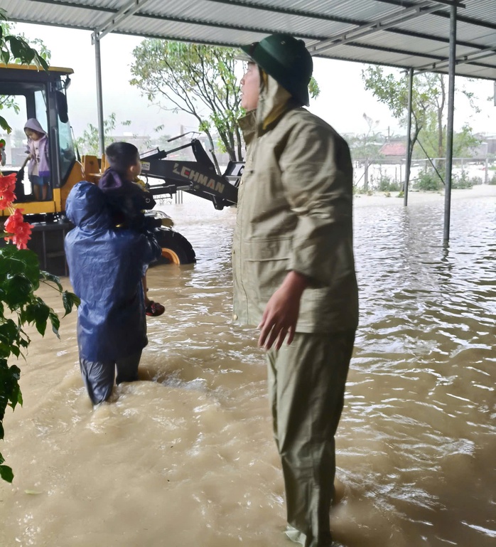 Mưa lớn ở Hà Tĩnh khiến hàng trăm hộ dân phải sơ tán khẩn cấp - Ảnh 2. Mưa lớn ở Hà Tĩnh khiến hàng trăm hộ dân phải sơ tán khẩn cấp - Ảnh 2.