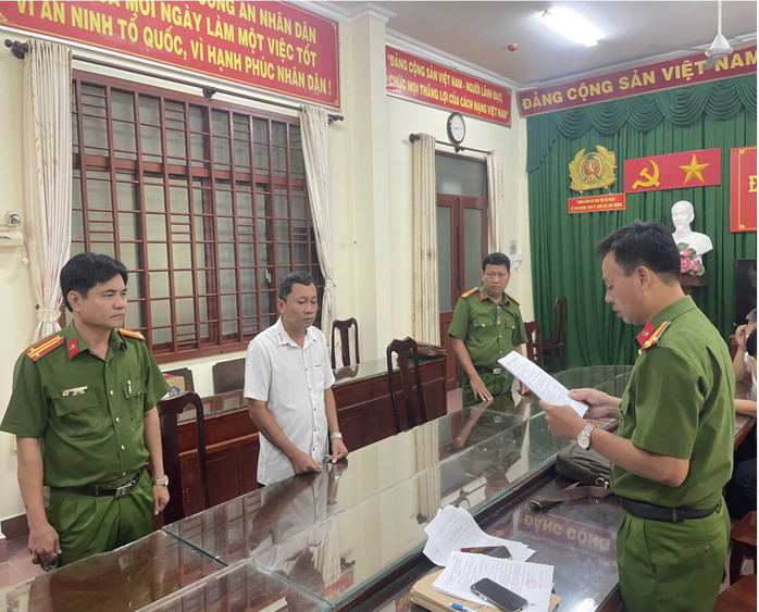 Vĩnh Long: Giám đốc chi nhánh bị bắt vì lừa đảo bán đất cho nhiều người - Ảnh 1.