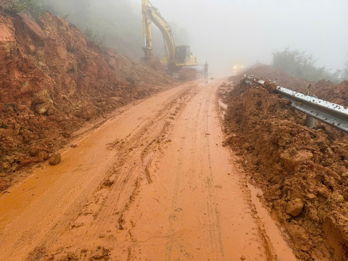Giao thông trên đèo Đại Ninh thông trở lại sau vụ sạt lở sáng 30-10 - Ảnh 1.