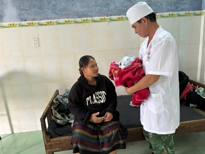 Vượt lũ dữ hỗ trợ sản phụ sinh con ở Quảng Trị - Ảnh 1.