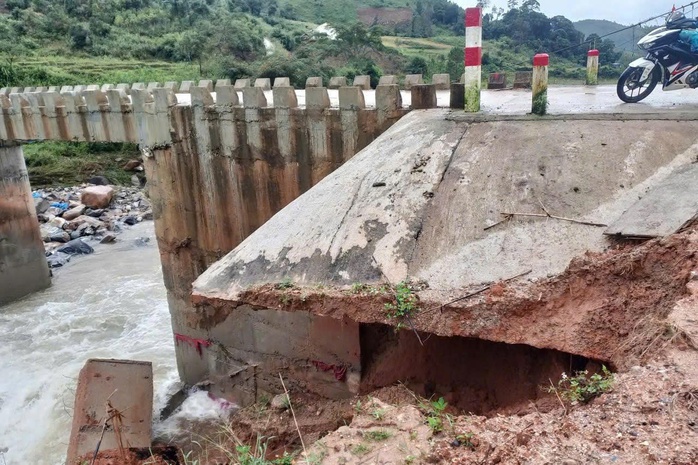 Quảng Ngãi vượt sạt lở cứu sản phụ tiền sản giật nguy kịch - Ảnh 5. Quảng Ngãi vượt sạt lở cứu sản phụ tiền sản giật nguy kịch - Ảnh 5.