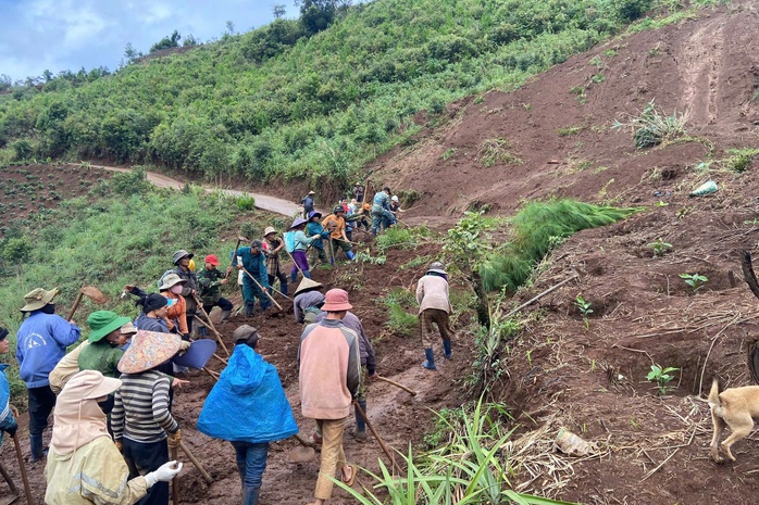 Quảng Ngãi vượt sạt lở cứu sản phụ tiền sản giật nguy kịch - Ảnh 4. Quảng Ngãi vượt sạt lở cứu sản phụ tiền sản giật nguy kịch - Ảnh 4.