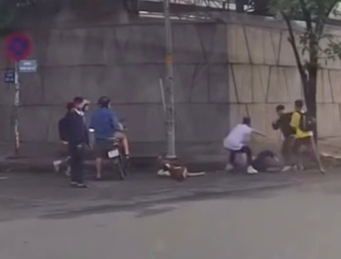 Truy xét nhóm học sinh đánh nhau tại giao lộ Dương Văn an ở TP HCM - Ảnh 1. Truy xét nhóm học sinh đánh nhau tại giao lộ Dương Văn an ở TP HCM - Ảnh 1.