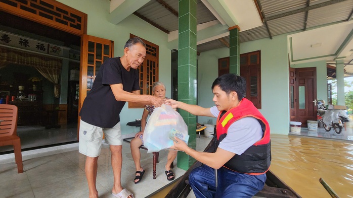Phóng viên Báo Người Lao Động xuyên dòng nước dữ, mang quà cứu trợ đến người dân vùng lũ - Ảnh 7.