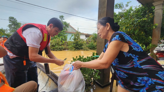 Phóng viên Báo Người Lao Động xuyên dòng nước dữ, mang quà cứu trợ đến người dân vùng lũ - Ảnh 5.