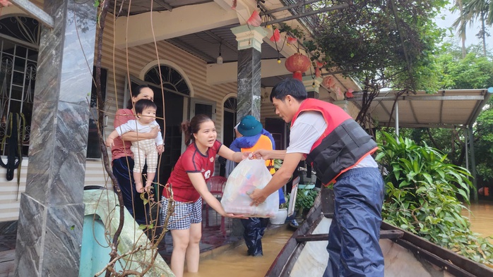 Phóng viên Báo Người Lao Động xuyên dòng nước dữ, mang quà cứu trợ đến người dân vùng lũ - Ảnh 6.