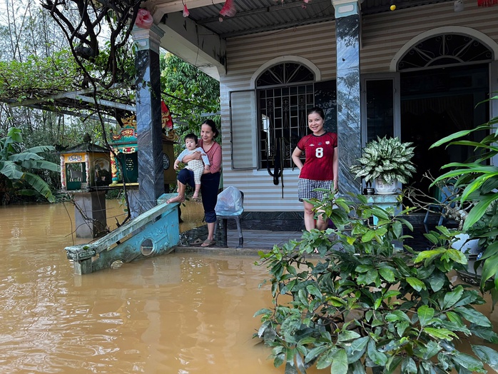 Phóng viên Báo Người Lao Động xuyên dòng nước dữ, mang quà cứu trợ đến người dân vùng lũ - Ảnh 2.