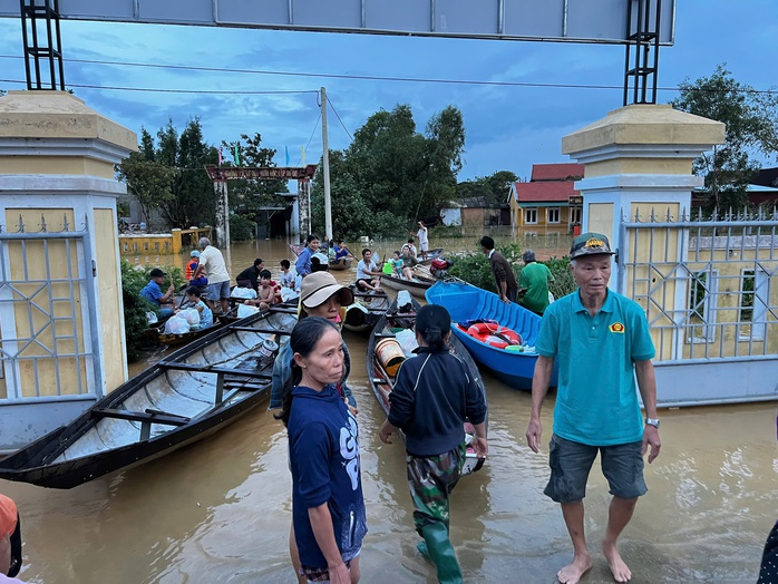 Phóng viên Báo Người Lao Động xuyên dòng nước dữ, mang quà cứu trợ đến người dân vùng lũ - Ảnh 1.