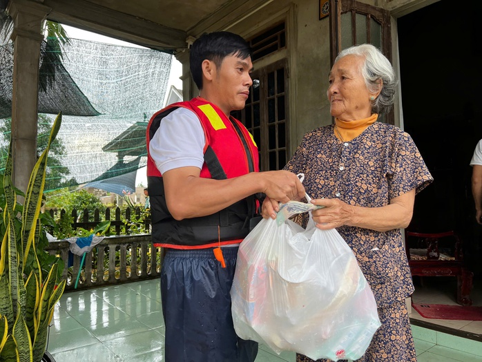 Phóng viên Báo Người Lao Động xuyên dòng nước dữ, mang quà cứu trợ đến người dân vùng lũ - Ảnh 4.