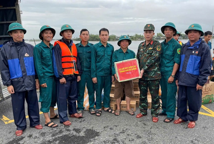 Nước rút, lực lượng vũ trang Đà Nẵng giúp dọn bùn trong đêm - Ảnh 8.