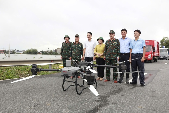 Nước rút, lực lượng vũ trang Đà Nẵng giúp dọn bùn trong đêm - Ảnh 9.