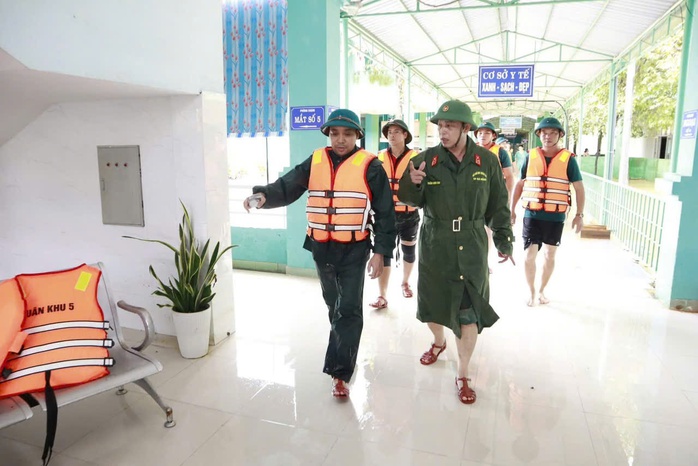 Nước rút, lực lượng vũ trang Đà Nẵng giúp dọn bùn trong đêm - Ảnh 4.