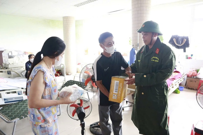 Nước rút, lực lượng vũ trang Đà Nẵng giúp dọn bùn trong đêm - Ảnh 5.