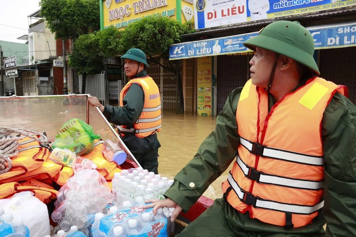 Nước rút, lực lượng vũ trang Đà Nẵng giúp dọn bùn trong đêm - Ảnh 7.