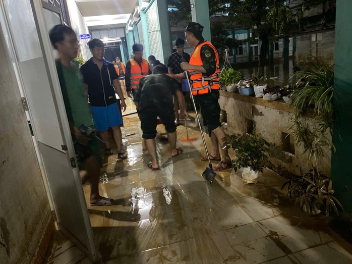 Nước rút, lực lượng vũ trang Đà Nẵng giúp dọn bùn trong đêm - Ảnh 11.