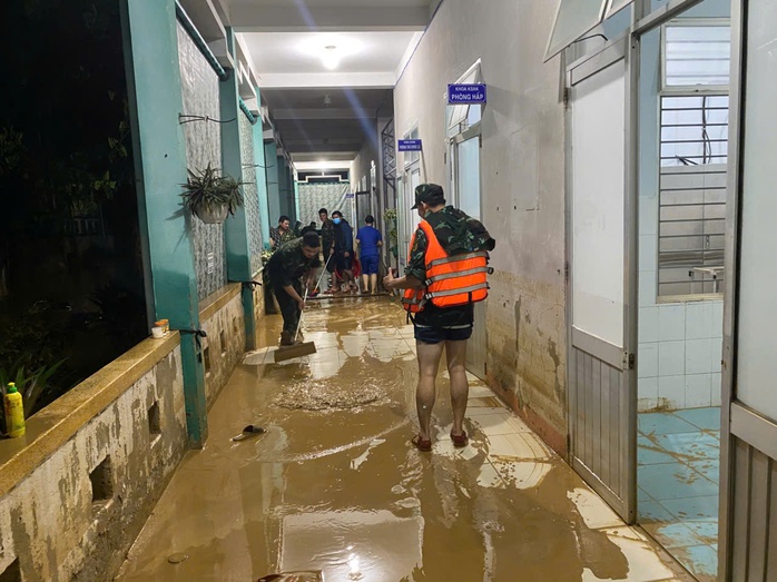 Nước rút, lực lượng vũ trang Đà Nẵng giúp dọn bùn trong đêm - Ảnh 16.