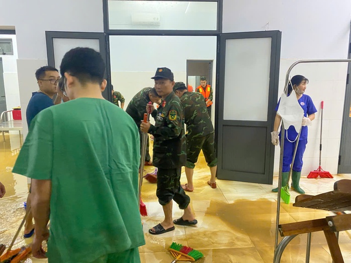 Nước rút, lực lượng vũ trang Đà Nẵng giúp dọn bùn trong đêm - Ảnh 17.