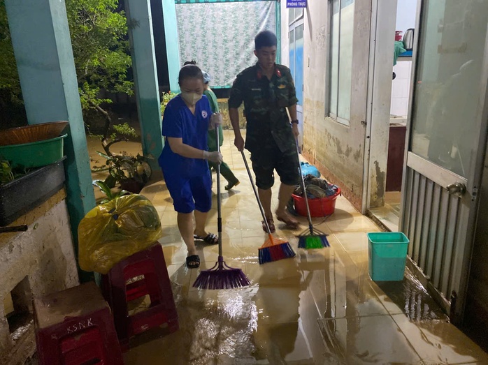 Nước rút, lực lượng vũ trang Đà Nẵng giúp dọn bùn trong đêm - Ảnh 15.