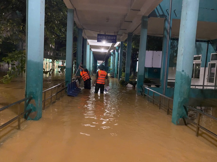 Nước rút, lực lượng vũ trang Đà Nẵng giúp dọn bùn trong đêm - Ảnh 18.