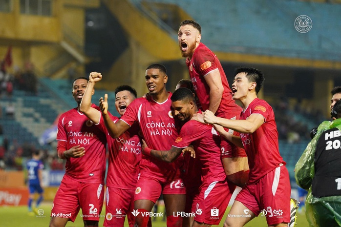 Công nghệ VAR giúp CLB CAHN giành 3 điểm - Ảnh 1.