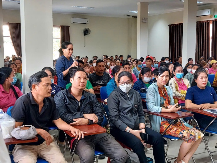 Đừng để người lao động "thiệt kép" - Ảnh 1. Đừng để người lao động "thiệt kép" - Ảnh 1.