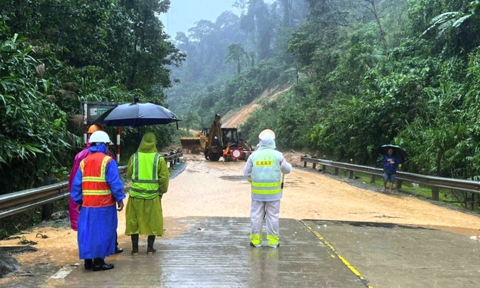 Mưa lớn khiến Quốc lộ 1 qua Quảng Trị biến thành "biển nước" - Ảnh 2.
