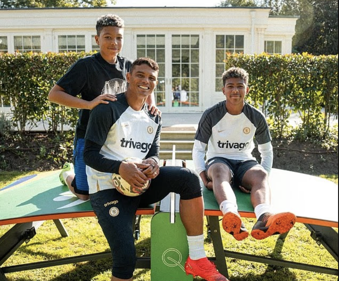 Con trai cựu danh thủ Brazil khoác áo đội tuyển U15 Anh - Ảnh 2.