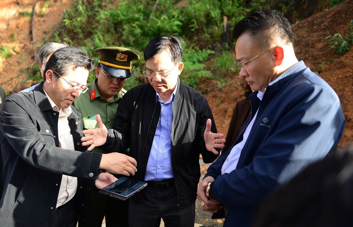 Cận cảnh vết nứt nguy hiểm trên đèo D'ran của Lâm Đồng - Ảnh 1.